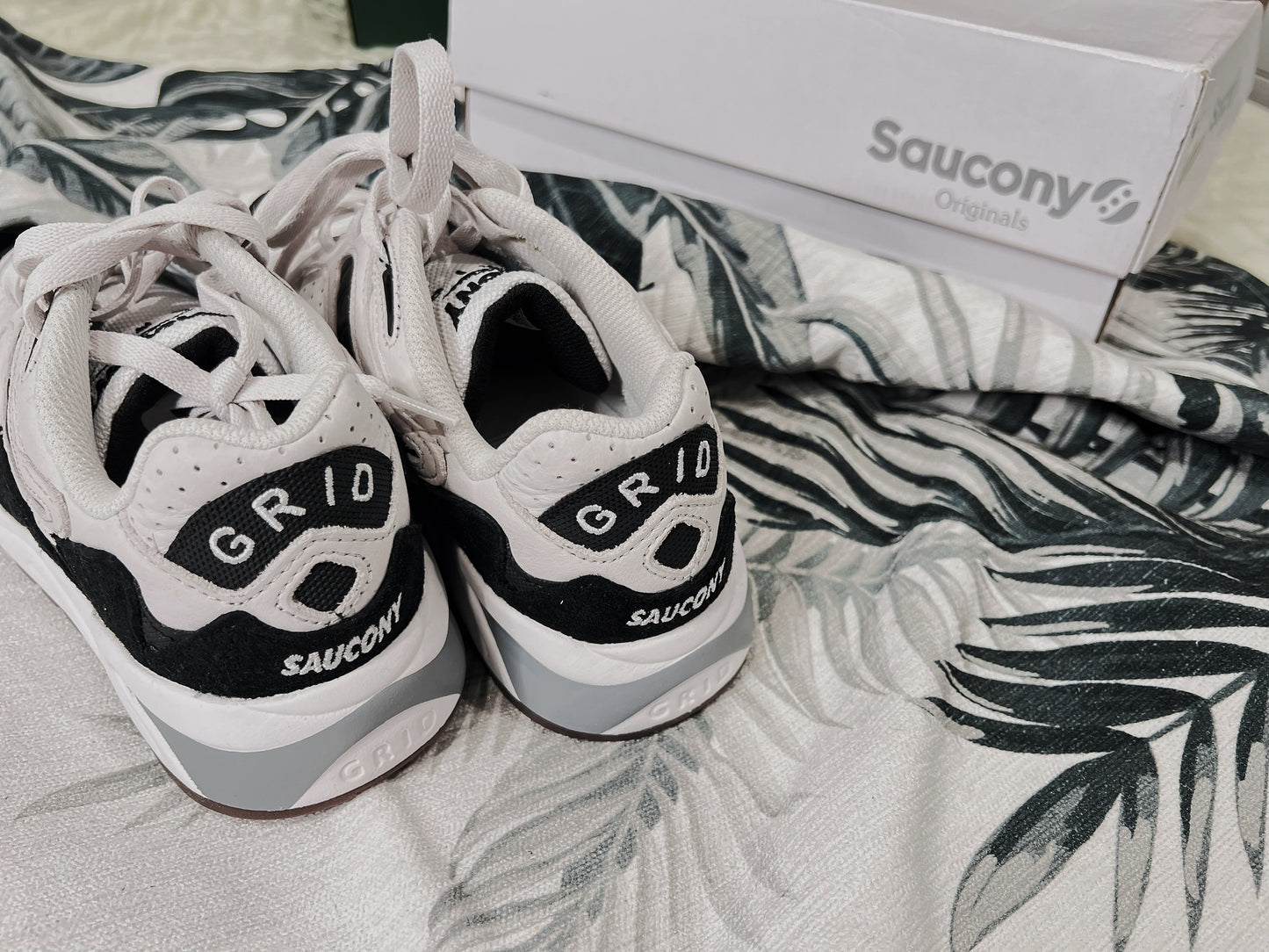 Saucony Shadow 6000 Vintage Sneakers - White & Black