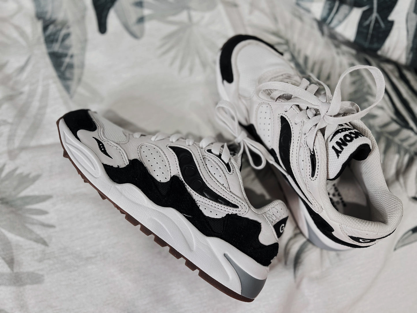 Saucony Shadow 6000 Vintage Sneakers - White & Black