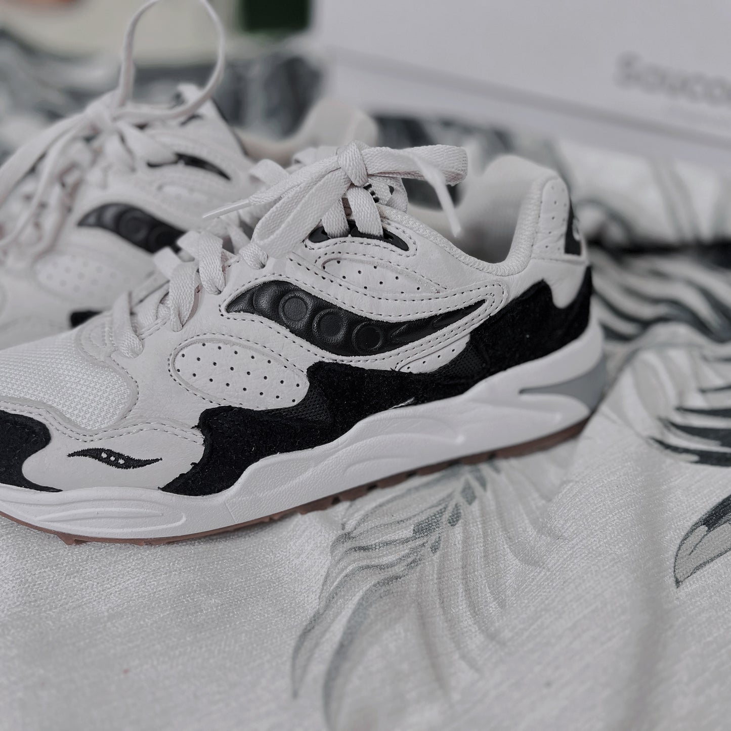 Saucony Shadow 6000 Vintage Sneakers - White & Black
